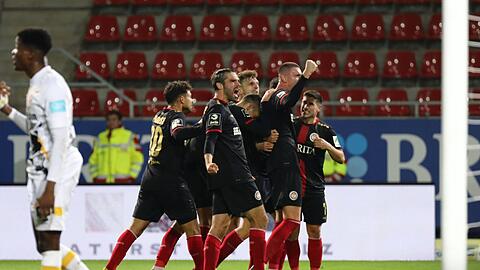 Der SV Wehen Wiesbaden zieht nach dem Erfolg gegen Dresden vorrübergehend an 1860 vorbei.