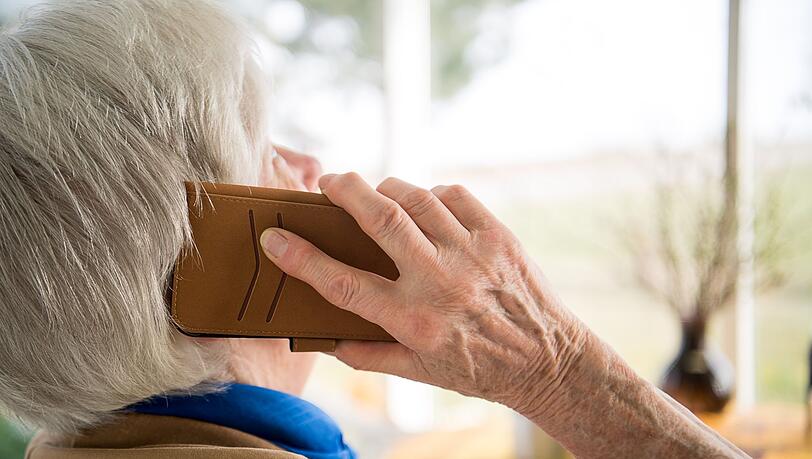 Eine Seniorin telefoniert mit ihrem Smartphone.