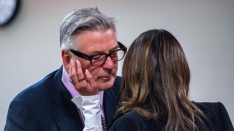 Alec Baldwin und Hilaria weinten nach dem Ende des Prozesses in Santa Fe.