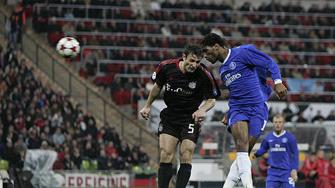 Didier Drogba trifft zum 1:2 aus Sicht des FC Bayern.
