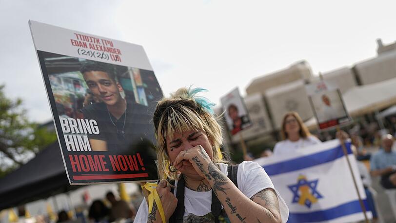 In Tel Aviv versammelten sich Menschen, um die Freilassung gemeinsam zu verfolgen.