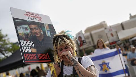 In Tel Aviv versammelten sich Menschen, um die Freilassung gemeinsam zu verfolgen.