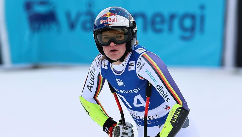 Emma Aicher blickt nach dem Super-G enttäuscht auf die Anzeigetafel. Emma Aicher blickt nach dem Super-G enttäuscht auf die Anzeigetafel.