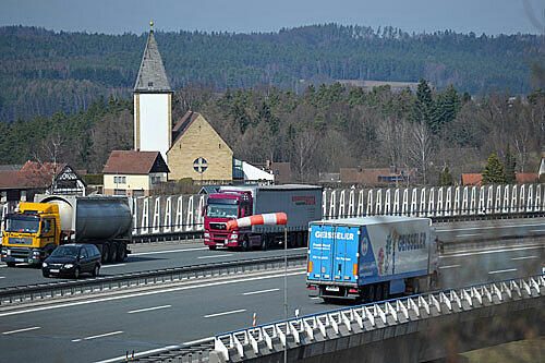 Die Kirche St. Thomas von Aquin an der A9 will jetzt eine "echte" Autobahnkirche werden