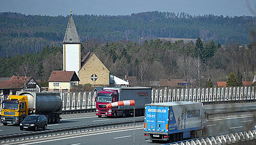 Die Kirche St. Thomas von Aquin an der A9 will jetzt eine "echte" Autobahnkirche werden Die Kirche St. Thomas von Aquin an der A9 will jetzt eine "echte" Autobahnkirche werden