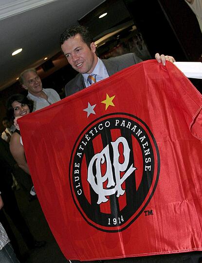 Um nur kurze Zeit später auf einem anderen Kontinent aufzutauchen - beim brasilianischen Erstligaverein Atlético Paranaense in Curitiba.