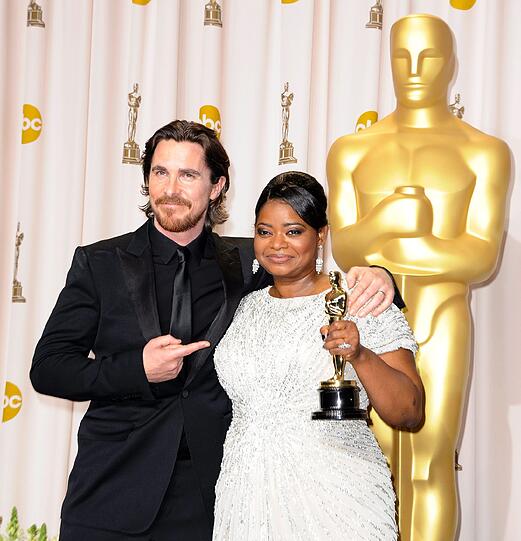 Octavia Spencer, hier mit Christian Bale, mit dem Oscar für "The Help".