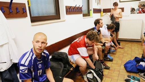 Hier riecht’s nach Niederlagen: Die Kabine des SC München Süd II, dem schlechtesten Team Münchens. Hier riecht’s nach Niederlagen: Die Kabine des SC München Süd II, dem schlechtesten Team Münchens.