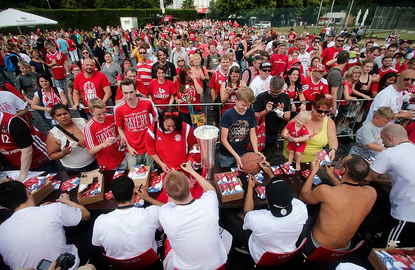 Die Basketballer des FC Bayern München feiern vor dem Audi Dome ihren Meistertitel.