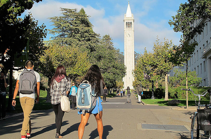 Studenten gehen am 29.09.2014 über den Campus der Universität in Berkeley mit dem Campanile, einem Glockenturm und Wahrzeichen des Gebäudes. Mit einem neuen Gesetz will Kalifornien gegen sexuelle Übergriffe an Hochschulen vorgehen.