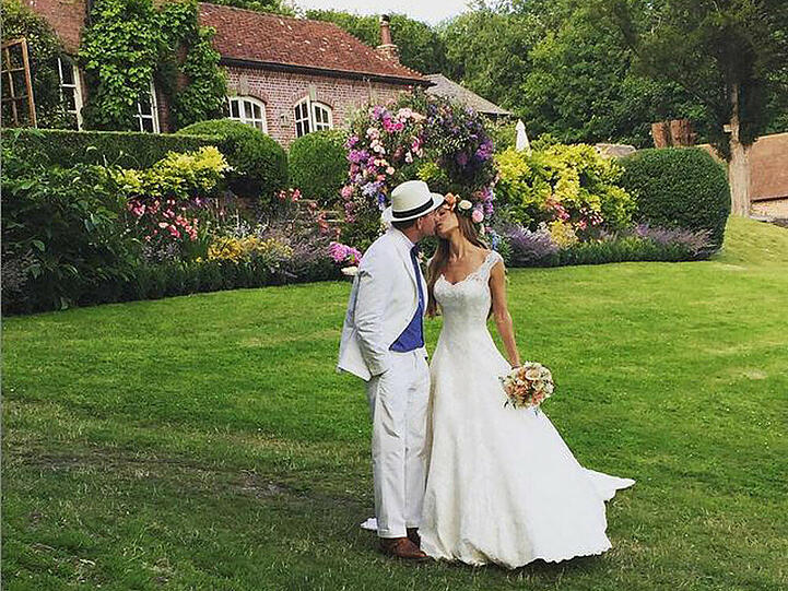 Guy Ritchie küsst seine Braut Jacqui Ainsley: Die beiden heirateten auf ihrem Anwesen in Ashcombe