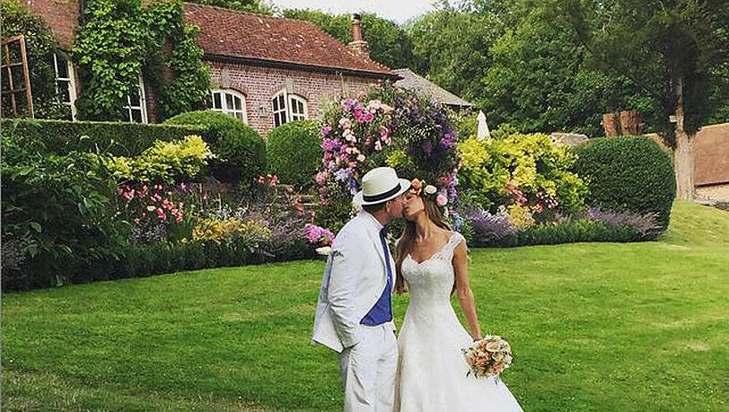Guy Ritchie küsst seine Braut Jacqui Ainsley: Die beiden heirateten auf ihrem Anwesen in Ashcombe Guy Ritchie küsst seine Braut Jacqui Ainsley: Die beiden heirateten auf ihrem Anwesen in Ashcombe