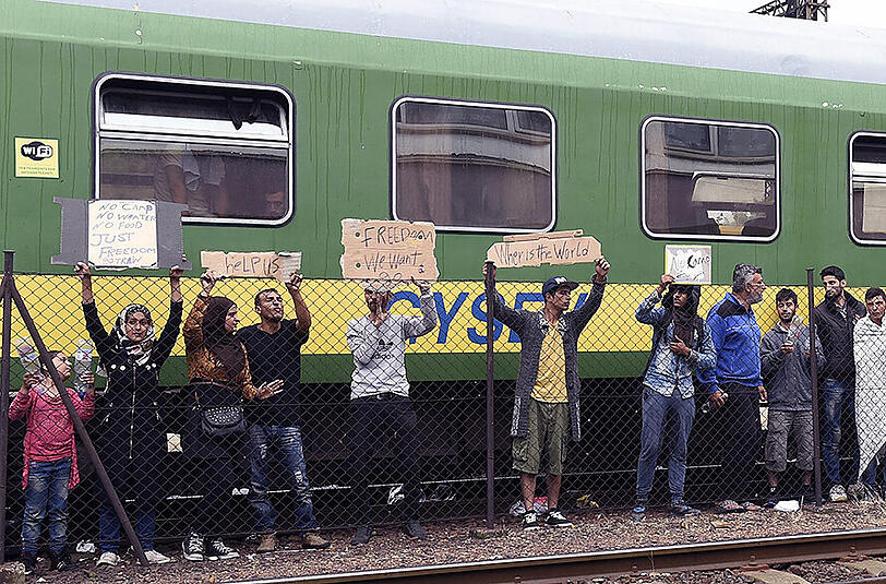 In Ungarn festgehaltene Flüchtlinge kämpfen für ihre Weiterreise.