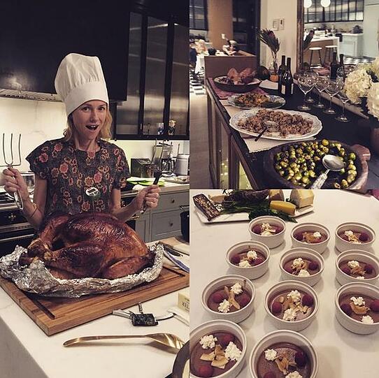 Vom Filmset an den Herd: Naomi Watts macht an Thanksgiving in der Küche eine gute Figur.