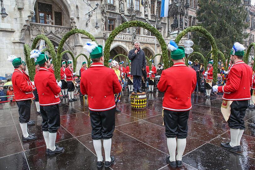 Bei eisigem Schneeregen haben die Schäffler heute am Marienplatz getanzt. Der Brauch erinnert an das Ende der Pestzeit in München.