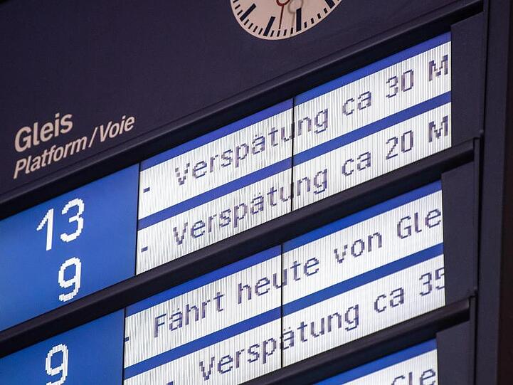 Im Juni hatten heftige Unwetter und starke Hitze dafür gesorgt, dass nur knapp 70 Prozent der Fernzüge pünktlich am Ziel ankamen.