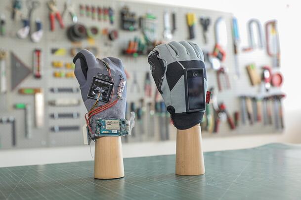 Die Prototypen: Günther und die anderen Gründer brachten einen Ipod an einem Baumarkthandschuh an, um ihre Idee des tragbaren Scanners zu veranschaulichen. Beim Intel-Wettbewerb gewannen sie den dritten Platz. Die Prototypen: Günther und die anderen Gründer brachten einen Ipod an einem Baumarkthandschuh an, um ihre Idee des tragbaren Scanners zu veranschaulichen. Beim Intel-Wettbewerb gewannen sie den dritten Platz.