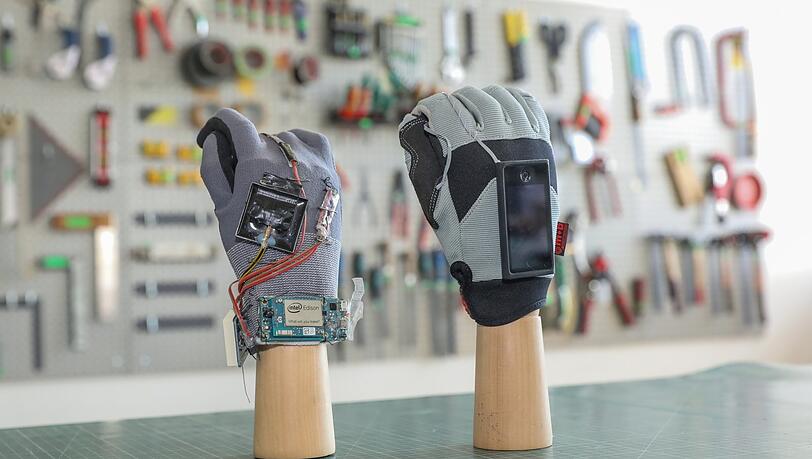 Die Prototypen: Günther und die anderen Gründer brachten einen Ipod an einem Baumarkthandschuh an, um ihre Idee des tragbaren Scanners zu veranschaulichen. Beim Intel-Wettbewerb gewannen sie den dritten Platz. Die Prototypen: Günther und die anderen Gründer brachten einen Ipod an einem Baumarkthandschuh an, um ihre Idee des tragbaren Scanners zu veranschaulichen. Beim Intel-Wettbewerb gewannen sie den dritten Platz.