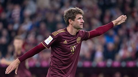 Thomas Müller von München gestikuliert auf dem Platz.
