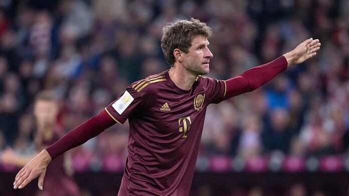 Thomas Müller von München gestikuliert auf dem Platz.