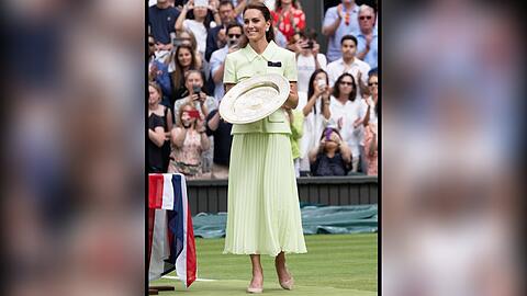 In einem Kleid von Self-Portrait besuchte Prinzessin Kate das Damenfinale in Wimbledon.