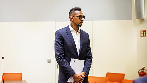 Jerome Boateng, Profi-Fußballspieler, steht zu Prozessbeginn in einem Gerichtssaal des Landgerichts München. Der ehemalige Fußball-Nationalspieler Boateng muss sich wegen des Vorwurfs der Körperverletzung an seiner Ex-Partnerin vor Gericht verantworten.