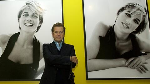 Eines der Kleider (r.), die Prinzessin Diana beim Mario-Testino-Shooting anhatte, wird ebenfalls gezeigt.