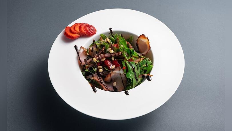 Dieser Salat eignet sich als Vorspeise oder leichtes Mittagessen.
