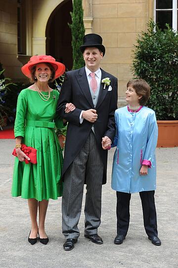 Der Bräutigam Prinz Georg Friedrich von Preußen, seine Mutter Donata Herzogin von Oldenburg (l) und Schwester Prinzessin Cornelie-Cecilie von Preußen