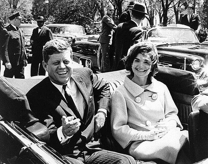 Am 22. November starb John F. Kennedy. Ob es wirklich Lee Harvey Oswald war, der ihn erschoss, ist bis heute unklar. Sein Leben und auch sein Tod ist ein eiziger Mythos.