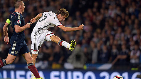 Unorthodox aber erfolgreich: Thomas Müller war beim 3:2 gegen Schottland an allen Toren beteiligt.