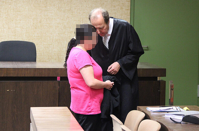 Vor dem Prozess: Gina F. bespricht sich mit ihrem Anwalt Thomas Pfister.