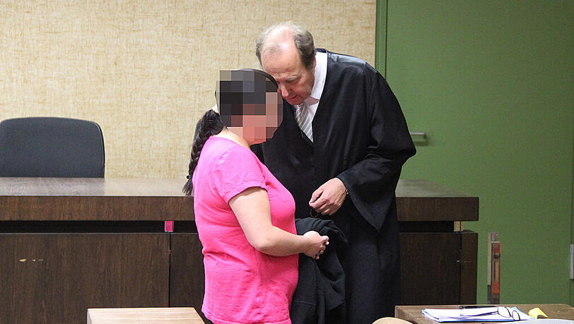 Vor dem Prozess: Gina F. bespricht sich mit ihrem Anwalt Thomas Pfister. Vor dem Prozess: Gina F. bespricht sich mit ihrem Anwalt Thomas Pfister.
