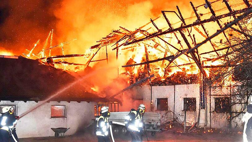 Die brennende Tenne stellte die Feuerwehr vor eine Herausforderung. Löschwasser musste über einen Kilometer weit transportiert werden.