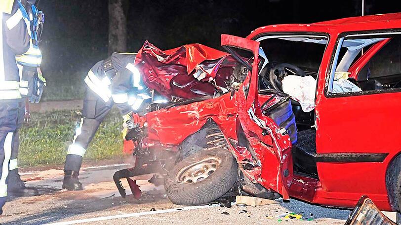 Bei dem schweren Unfall in Neuried wurden beide Autofahrer verletzt. Die Bilder der Autowracks.