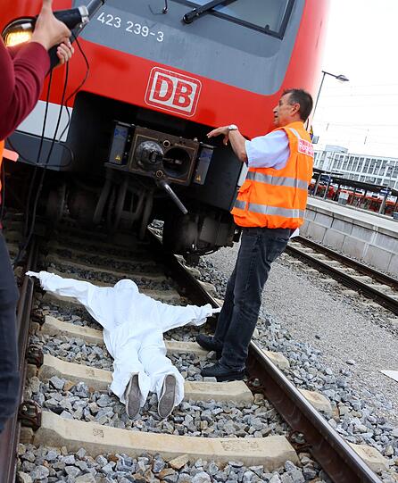 Lisa R. (20) ertastet sich den sicheren Platz in der Mitte zwischen den Schienen.