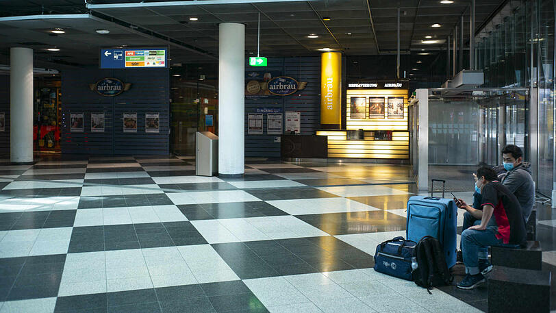 Zwei Passagiere warten am Flughafen &ndash; um sie herum? Niemand!