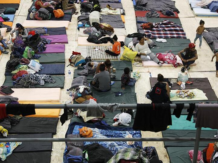 Migranten aus Mittelamerika haben Tijuana an der Grenze zu den USA erreicht und dort Notunterkünfte gefunden.