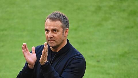 Trainer Hansi Flick bedankt sich bei den Zuschauern.