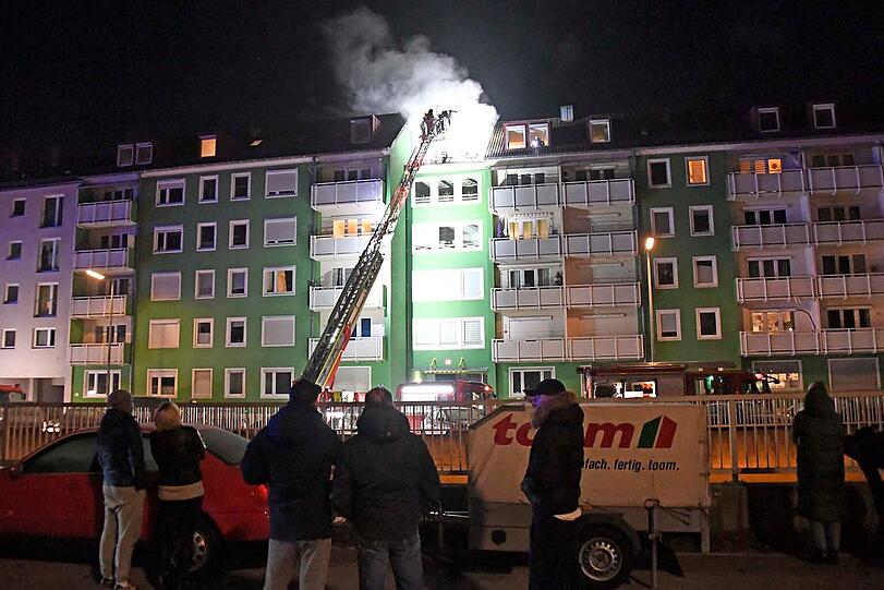 Wegen eines Brandes an der Tegernseer Landstraße musste die Feuerwehr mit einem Großaufgebot anrücken.