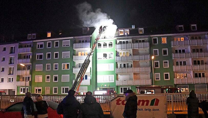 Wegen eines Brandes an der Tegernseer Landstraße musste die Feuerwehr mit einem Großaufgebot anrücken. Wegen eines Brandes an der Tegernseer Landstraße musste die Feuerwehr mit einem Großaufgebot anrücken.