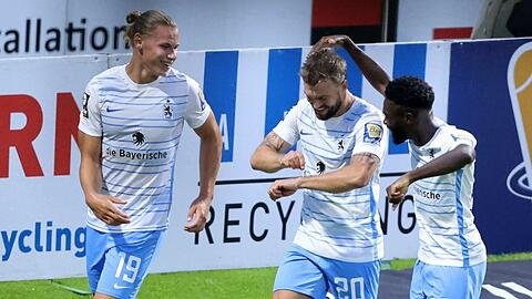 Souveräner Tabellenführer: Die Löwen mit Lakenmacher, Deichmann und Boyamba (v.l.) müssen jetzt bei Viktoria Köln ran.