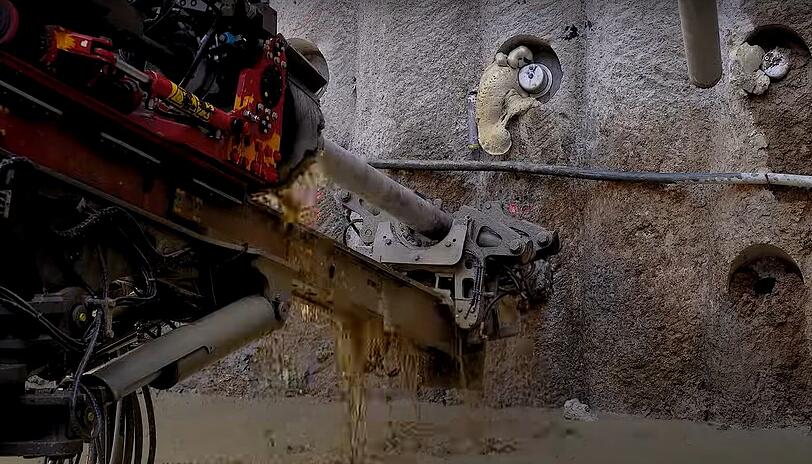 Das erste bereits fertiggestellte Tunnelstück,  auf der künftig die Münchner S-Bahnen durch die Zweite Stammstrecke fahren werden, wurde in  offener Bauweise in sieben Einzelblöcken erstellt.