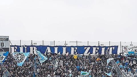 Fahnenärger: 1860-Fans in der Westkurve.  Foto: imago