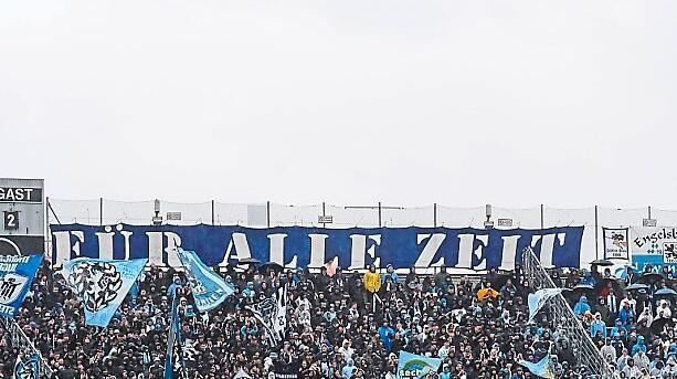 Fahnenärger: 1860-Fans in der Westkurve.  Foto: imago