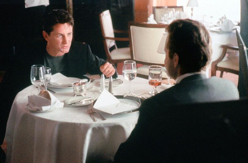Conrad Van Orton (Sean Penn, links) hat seinem Bruder Nicholas (Michael Douglas) ein gefährliches Spiel geschenkt, bei dem bald die Grenzen zwischen Wahrheit und Fiktion verwischen. Conrad Van Orton (Sean Penn, links) hat seinem Bruder Nicholas (Michael Douglas) ein gefährliches Spiel geschenkt, bei dem bald die Grenzen zwischen Wahrheit und Fiktion verwischen.