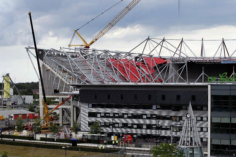 Am Stadion werden gerade Renovierungsarbeiten vorgenommen.