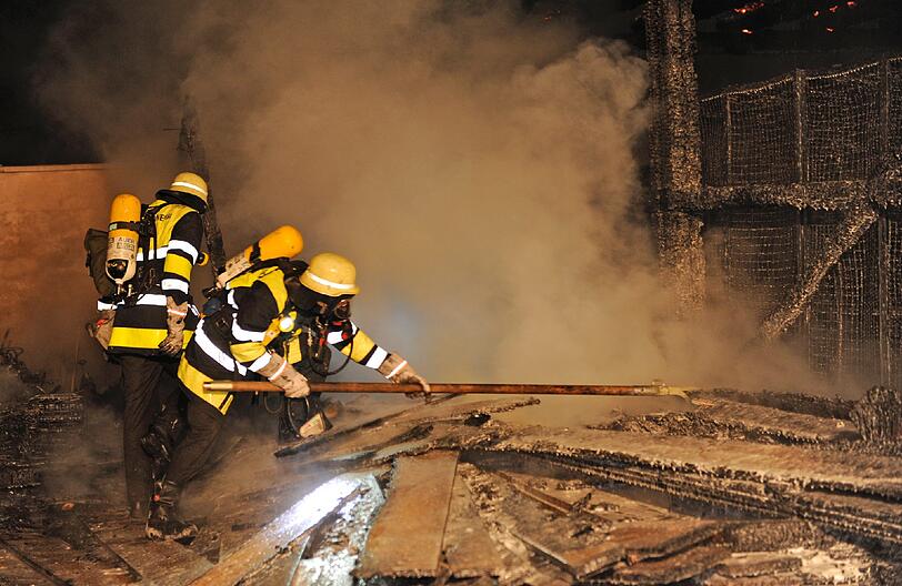 Flammen züngeln aus einer Lagerhalle in Nymphenburg: 130.000 Euro Schaden ist bei dem Brand entstanden.