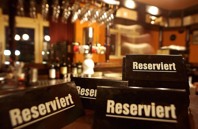 Schilderwald im Restaurant: Wer spontan zum Essen gehen möchte, blitzt in München immer häufiger ab.