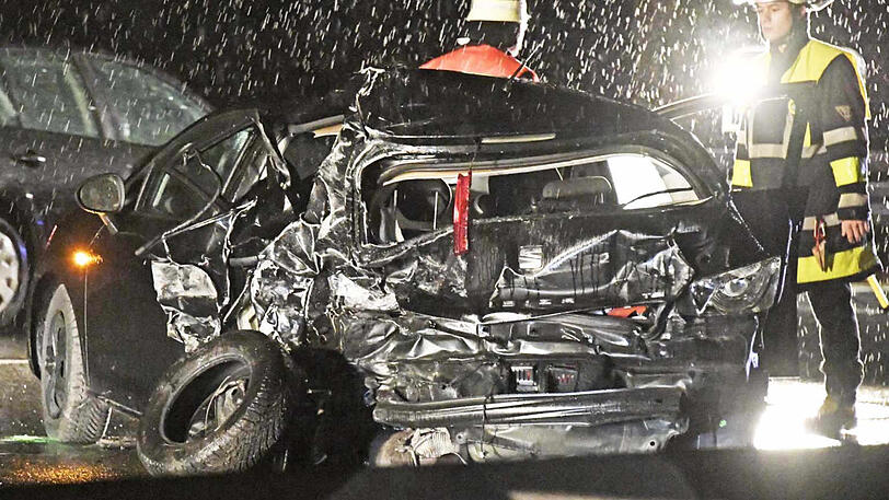 Der vordere Wagen wurde komplett zerstört, die schwerverletzte Fahrerin kam mit einem Rettungshubschrauber ins Krankenhaus.